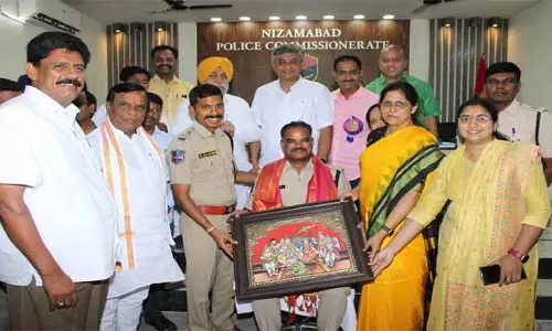 బదిలీపై వెళుతున్న అడిషనల్ డీసీపీ (అడ్మిన్) ను అభినందించిన పోలీస్ కమిషనర్