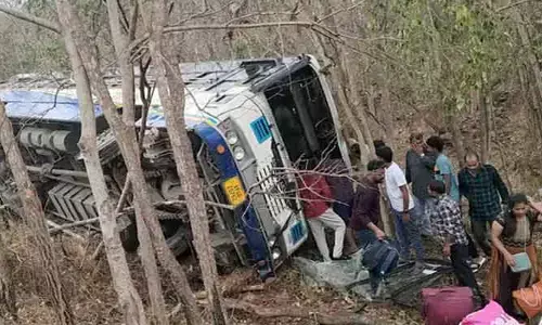 శ్రీశైలం ఘాట్‌రోడ్డులో ఆర్టీసీ బస్సు బోల్తా.. తృటిలో తప్పిన పెను ప్రమాదం