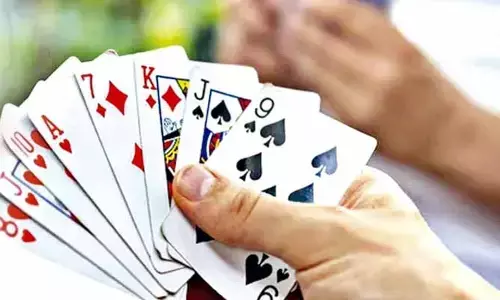 పేకాట స్థావరాలపై పోలీసుల దాడులు