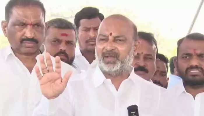 తెలంగాణ సీఎం మహిళలకు అన్యాయం చేసిండు.. కేంద్ర మంత్రి బండి సంజయ్ ధ్వజం తెలంగాణ సీఎం మహిళలకు అన్యాయం చేసిండు.. కేంద్ర మంత్రి బండి సంజయ్ ధ్వజం