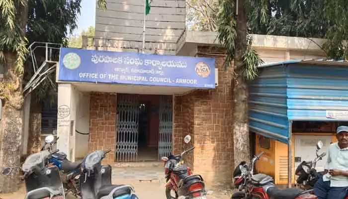 ఆర్మూర్ మున్సిపల్ లో అస్తవ్యస్తంగా పాలన ఆర్మూర్ మున్సిపల్ లో అస్తవ్యస్తంగా పాలన