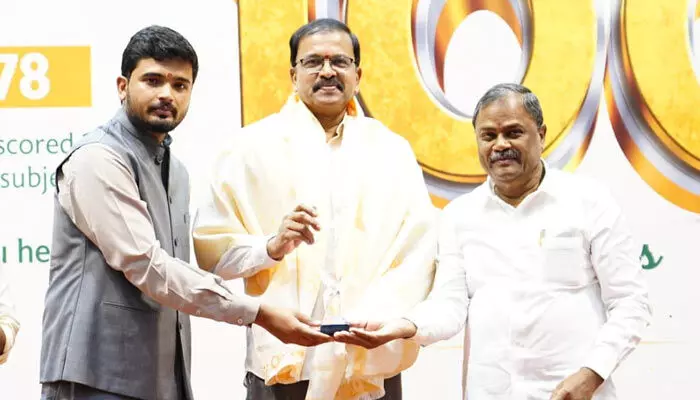 పదో తరగతి ఫలితాల్లో వందశాతం ఉత్తీర్ణత.. 300 మందికి పైగా టాపర్లు పదో తరగతి ఫలితాల్లో వందశాతం ఉత్తీర్ణత.. 300 మందికి పైగా టాపర్లు