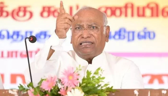 ప్రధాని మోడీపై ఖర్గే వివాదాస్పద వ్యాఖ్యలు.. ‘ఉగ్రవాది’ అని.. ఆపై వివరణ! ప్రధాని మోడీపై ఖర్గే వివాదాస్పద వ్యాఖ్యలు.. ‘ఉగ్రవాది’ అని.. ఆపై వివరణ!