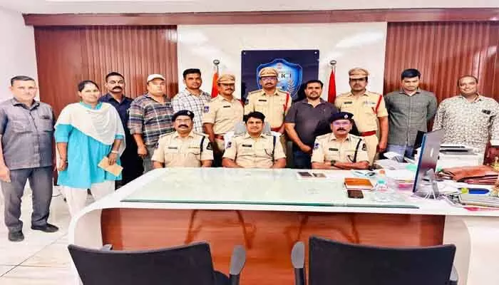 అంతర్రాష్ట్ర దొంగ అరెస్ట్.. 17 తులాల బంగారం స్వాధీనం అంతర్రాష్ట్ర దొంగ అరెస్ట్.. 17 తులాల బంగారం స్వాధీనం