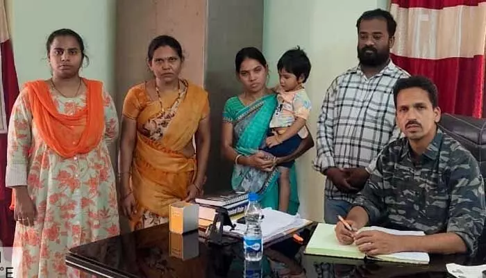 వీడిన మహిళ మిస్సింగ్ మిస్టరీ.. పీలేరులో ఓ యువకుడి ఇంట్లో గుర్తింపు వీడిన మహిళ మిస్సింగ్ మిస్టరీ.. పీలేరులో ఓ యువకుడి ఇంట్లో గుర్తింపు
