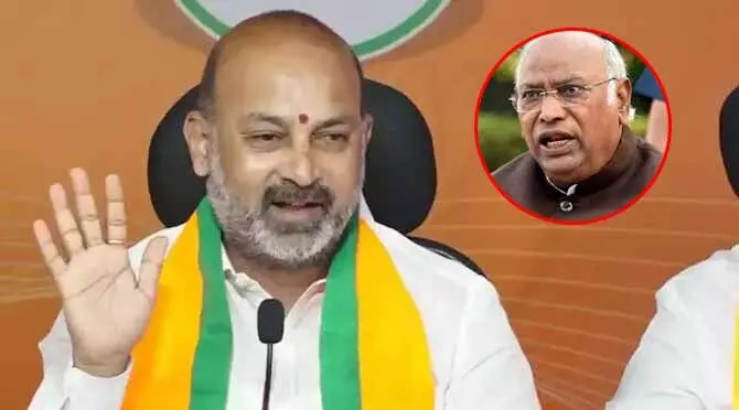 మోడీ టెర్రరిస్ట్ అంటూ కామెంట్.. ఖర్గేపై బండి సంజయ్ ఫైర్ మోడీ టెర్రరిస్ట్ అంటూ కామెంట్.. ఖర్గేపై బండి సంజయ్ ఫైర్
