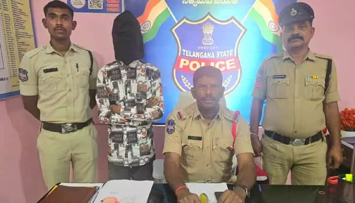 మైనర్ బాలికలను మోసం చేస్తే కఠిన చర్యలు తప్పవు : పట్టణ సీఐ బన్సీలాల్ మైనర్ బాలికలను మోసం చేస్తే కఠిన చర్యలు తప్పవు : పట్టణ సీఐ బన్సీలాల్