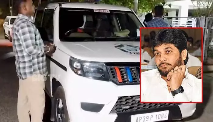 ఎమ్మెల్సీ అనంతబాబు పరారీ..! కాకినాడలో భారీగా పోలీసుల మోహరింపు ఎమ్మెల్సీ అనంతబాబు పరారీ..! కాకినాడలో భారీగా పోలీసుల మోహరింపు