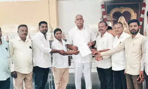 మాజీ ఎమ్మెల్యేను కలిసిన సిర్పూర్ పేపర్ మిల్ కార్మిక సంఘాల జేఏసీ