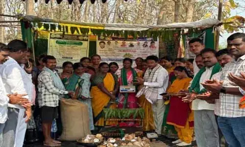 ద‌ళారుల‌ను న‌మ్మి రైతులు మోస‌పోవ‌ద్దు : మార్కెట్ చైర్మ‌న్
