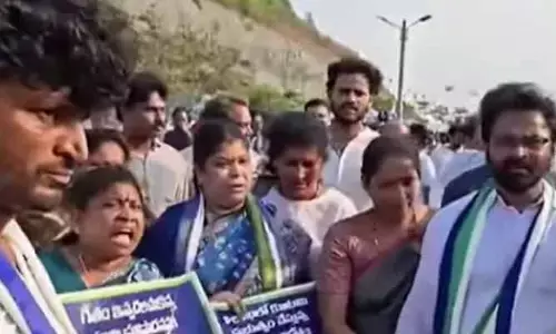 విశాఖ గీతం యూనివర్సిటీ వద్ద ఉద్రిక్తత.. భారీగా వైసీపీ నేతల బైఠాయింపు