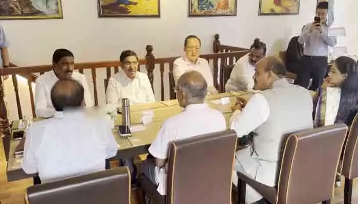 సింగపూర్లో ఏపీ మంత్రుల బృందం: హోం మంత్రి షణ్ముగంతో కీలక భేటీ సింగపూర్లో ఏపీ మంత్రుల బృందం: హోం మంత్రి షణ్ముగంతో కీలక భేటీ