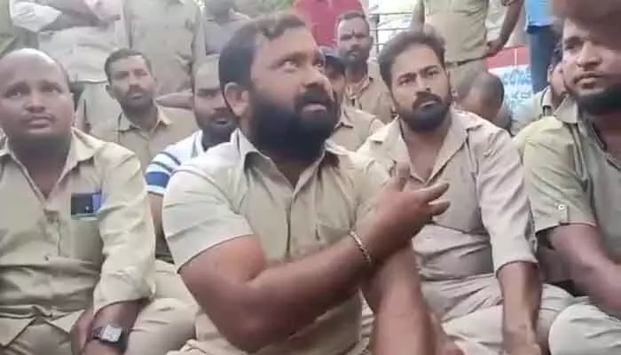 మంచిర్యాల డిపో వద్ద పోలీసు అధికారి అత్యుత్సాహం..! మంచిర్యాల డిపో వద్ద పోలీసు అధికారి అత్యుత్సాహం..!