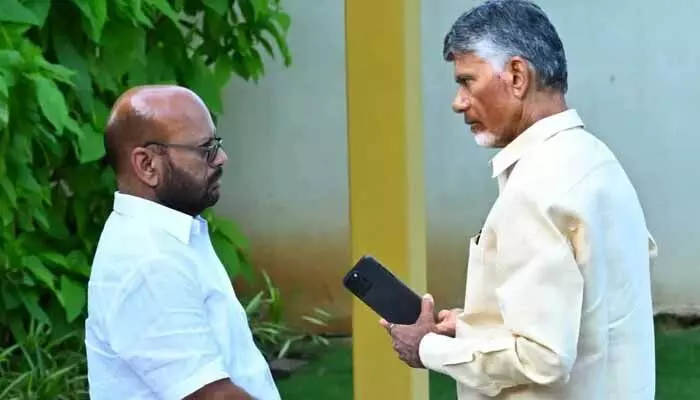 పిఠాపురం పాలిటిక్స్: వర్మకు చంద్రబాబు వార్నింగ్ పిఠాపురం పాలిటిక్స్: వర్మకు చంద్రబాబు వార్నింగ్