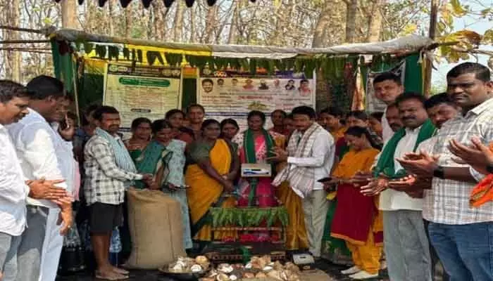 దళారులను నమ్మి రైతులు మోసపోవద్దు : మార్కెట్ చైర్మన్ దళారులను నమ్మి రైతులు మోసపోవద్దు : మార్కెట్ చైర్మన్