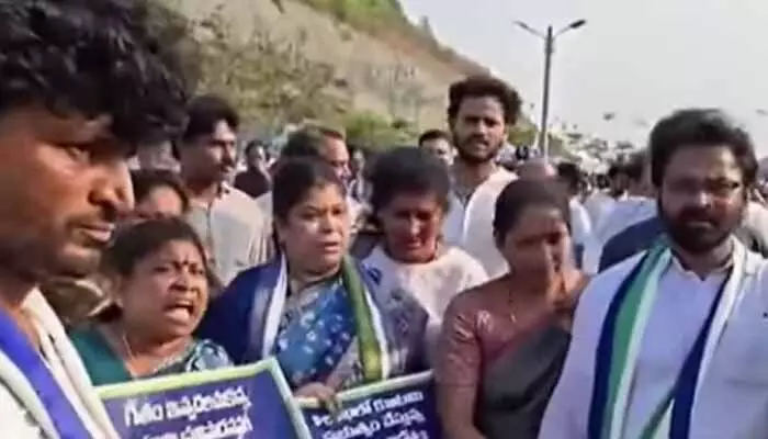విశాఖ గీతం యూనివర్సిటీ వద్ద ఉద్రిక్తత.. భారీగా వైసీపీ నేతల బైఠాయింపు విశాఖ గీతం యూనివర్సిటీ వద్ద ఉద్రిక్తత.. భారీగా వైసీపీ నేతల బైఠాయింపు