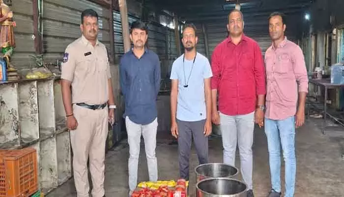 కల్తీ ఆహార తయారీ కేంద్రాలపై సైబరాబాద్ పోలీసులు దాడులు కల్తీ ఆహార తయారీ కేంద్రాలపై సైబరాబాద్ పోలీసులు దాడులు