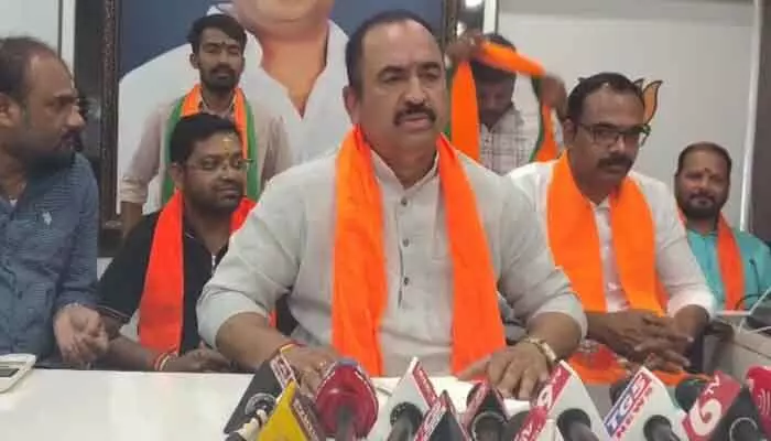ప్రకాశ్ రాజ్ వ్యాఖ్యలపై వివాదం.. బీజేపీ నేత వ్యాఖ్యలు చర్చనీయాంశం ప్రకాశ్ రాజ్ వ్యాఖ్యలపై వివాదం.. బీజేపీ నేత వ్యాఖ్యలు చర్చనీయాంశం