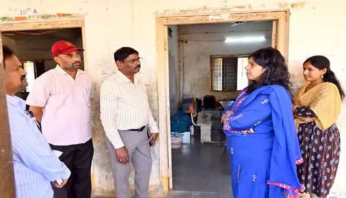 విద్యార్థులకు ఇబ్బందులు లేకుండా వసతులుండాలి : కలెక్టర్ ఇలా త్రిపాఠి విద్యార్థులకు ఇబ్బందులు లేకుండా వసతులుండాలి : కలెక్టర్ ఇలా త్రిపాఠి
