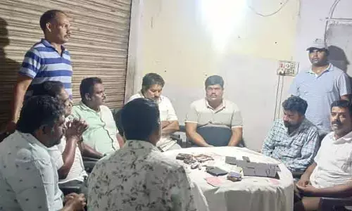 అర్ధరాత్రి పేకాట స్థావరం పై దాడి.. 8 మంది అరెస్ట్
