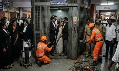 విజయవాడ సివిల్ కోర్టులో హై టెన్షన్.. లిఫ్ట్‌లో చిక్కుకున్న 8 మంది లాయర్లు..