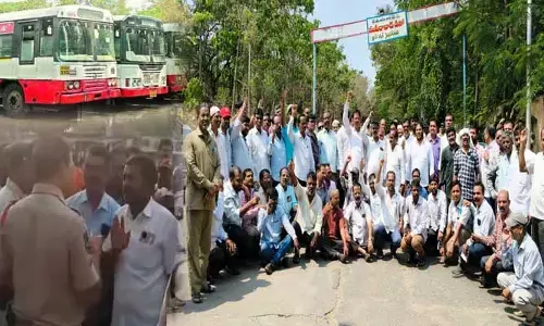 RTC జేఏసీ చైర్మన్ ఈదురు వెంకన్న అరెస్టు.. పలు డిపోల వద్ద ఉద్రిక్తత