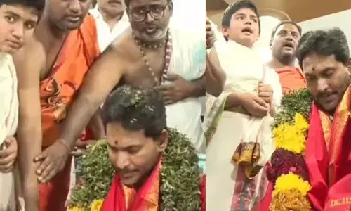 జగన్ ఇంటికి ఒంటిమిట్ట ఆలయ అర్చకులు: టీటీడీ సీరియస్.. నోటీసులు