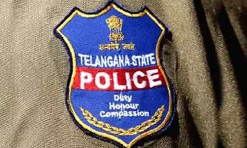 రోడ్డు ప్ర‌మాదంలో హెడ్ కానిస్టేబుల్ కి తీవ్ర గాయాలు