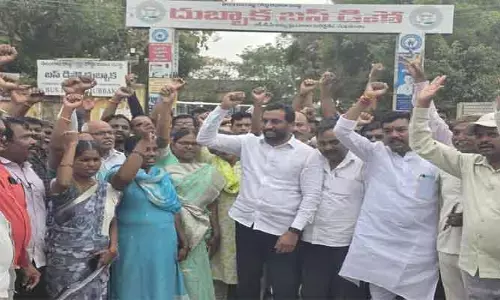 బీఆర్ఎస్, కాంగ్రెస్ బొమ్మ బొరుసు లాంటి పార్టీలు