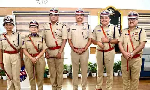 డీజీపీని కలిసిన పదోన్నతి పొందిన అధికారులు