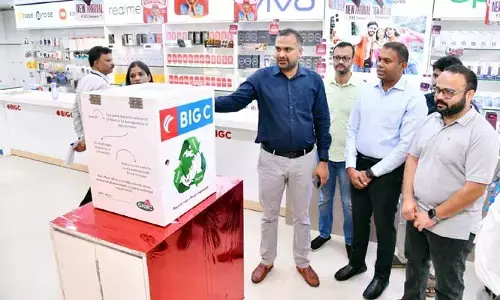 మొబైల్ స్టోర్స్‌లో ఈ-వేస్ట్ డ్రాప్ బాక్సులు.. QR కోడ్ ఆధారంగా సేవలు.. పరిశీలించిన కమిషనర్
