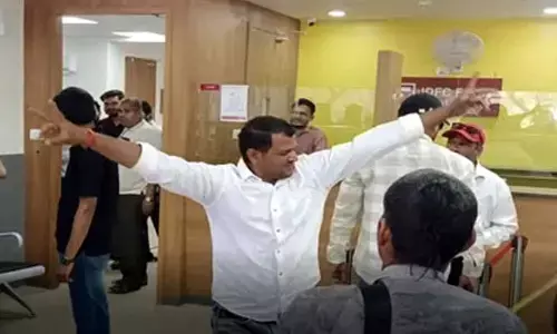 బ్యాంకు అధికారుల నిర్లక్ష్యం.. వినూత్నంగా బుద్ధి చెప్పిన రైతు