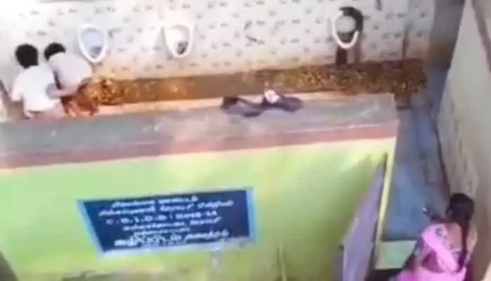 విద్యార్థులతో టాయిలెట్లు కడిగించిన టీచర్లు..వీడియో వైరల్ విద్యార్థులతో టాయిలెట్లు కడిగించిన టీచర్లు..వీడియో వైరల్