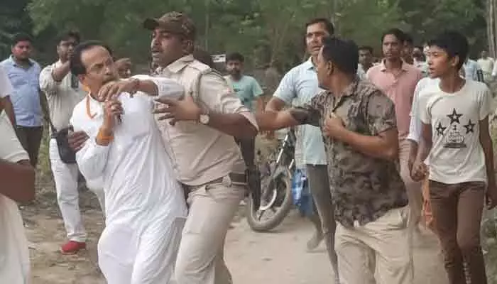 బెంగాల్ ఎన్నికల్లో రణరంగం.. బీజేపీ ఎమ్మెల్యే అభ్యర్థిపై దాడి బెంగాల్ ఎన్నికల్లో రణరంగం.. బీజేపీ ఎమ్మెల్యే అభ్యర్థిపై దాడి