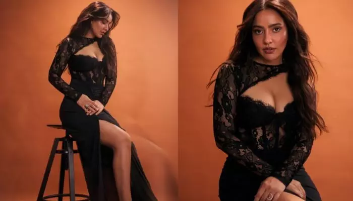 Neha Sharma: నల్లని దుస్తుల్లో ఉబికి వస్తున్న అందాలతో రెచ్చగొడుతున్న ‘చిరుత’ బ్యూటీ Neha Sharma: నల్లని దుస్తుల్లో ఉబికి వస్తున్న అందాలతో రెచ్చగొడుతున్న ‘చిరుత’ బ్యూటీ