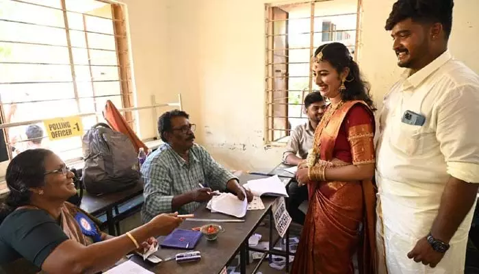 ముందు ఓటు.. ఆ తర్వాతే మిగతా ముచ్చట్లు! పెళ్లైన వెంటనే ఓటేసిన నవ దంపతులు ముందు ఓటు.. ఆ తర్వాతే మిగతా ముచ్చట్లు! పెళ్లైన వెంటనే ఓటేసిన నవ దంపతులు