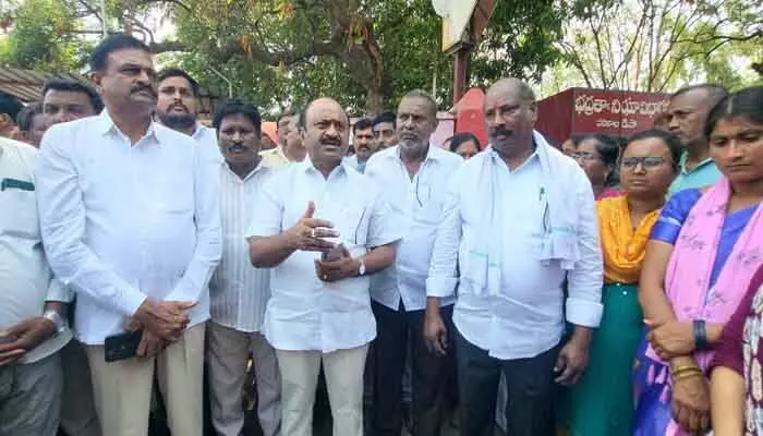 ఆర్టీసీ కార్మికుల పట్ల ప్రభుత్వం నిర్లక్ష్య వైఖరి అవలంభిస్తోంది : మాజీ ఎమ్మెల్యే చల్లా ధర్మారెడ్డి ఆర్టీసీ కార్మికుల పట్ల ప్రభుత్వం నిర్లక్ష్య వైఖరి అవలంభిస్తోంది : మాజీ ఎమ్మెల్యే చల్లా ధర్మారెడ్డి