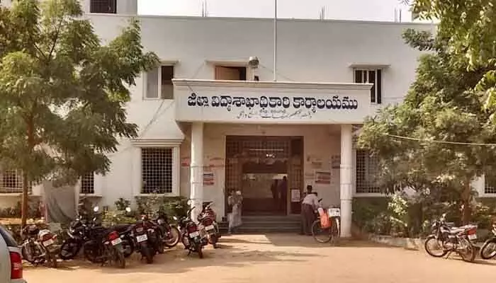 వరంగల్ విద్యాశాఖ కార్యాలయంలో విజిలెన్స్ అండ్ ఎన్ ఫోర్స్ మెంట్ అధికారుల తనిఖీలు వరంగల్ విద్యాశాఖ కార్యాలయంలో విజిలెన్స్ అండ్ ఎన్ ఫోర్స్ మెంట్ అధికారుల తనిఖీలు