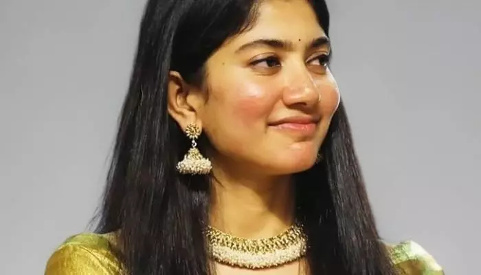Sai Pallavi: ఒక్కరోజు సెలవు కోసం వెక్కి వెక్కి ఏడ్చాను.. అయినా ప్రయోజనం లేదు Sai Pallavi: ఒక్కరోజు సెలవు కోసం వెక్కి వెక్కి ఏడ్చాను.. అయినా ప్రయోజనం లేదు