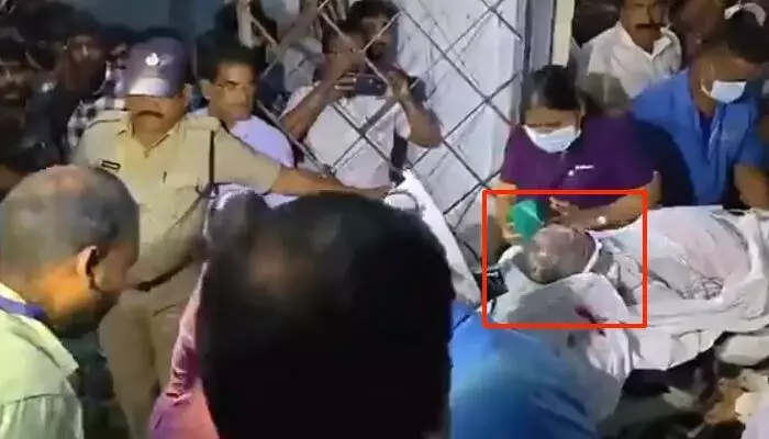 విషమంగా ఆర్టీసీ డ్రైవర్ శంకర్ గౌడ్ పరిస్థితి.. ఎంజీఎం నుంచి హైదరాబాద్కు తరలింపు విషమంగా ఆర్టీసీ డ్రైవర్ శంకర్ గౌడ్ పరిస్థితి.. ఎంజీఎం నుంచి హైదరాబాద్కు తరలింపు