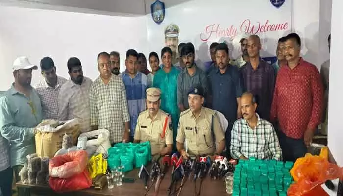 హైదరాబాద్ లో కల్తీ టీ పౌడర్ గుట్టు రట్టు..! హైదరాబాద్ లో కల్తీ టీ పౌడర్ గుట్టు రట్టు..!
