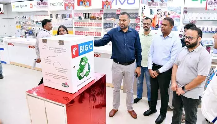 మొబైల్ స్టోర్స్లో ఈ-వేస్ట్ డ్రాప్ బాక్సులు.. QR కోడ్ ఆధారంగా సేవలు.. పరిశీలించిన కమిషనర్ మొబైల్ స్టోర్స్లో ఈ-వేస్ట్ డ్రాప్ బాక్సులు.. QR కోడ్ ఆధారంగా సేవలు.. పరిశీలించిన కమిషనర్