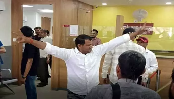 బ్యాంకు అధికారుల నిర్లక్ష్యం.. వినూత్నంగా బుద్ధి చెప్పిన రైతు బ్యాంకు అధికారుల నిర్లక్ష్యం.. వినూత్నంగా బుద్ధి చెప్పిన రైతు