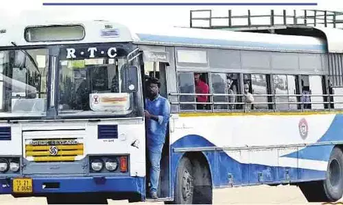 ఆర్టీసీకి మొదటి రోజు భారీ నష్టం.. సమ్మెతో డిపోలకే పరిమితమైన బస్సులు