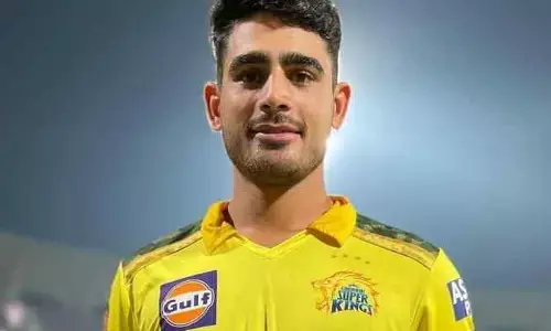 తల్లి చనిపోయిన దుఃఖంలోనూ.. పోరాడిన CSK బౌలర్