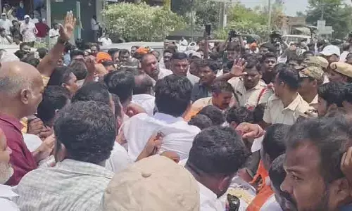 శంక‌ర్ గౌడ్ భౌతిక కాయాన్ని డిపోకు త‌ర‌లించేందుకు య‌త్నం..  అడ్డుకున్న పోలీసులు