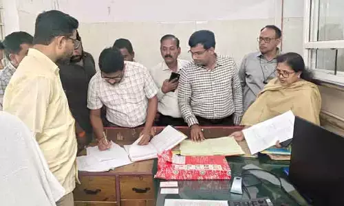 రిజిస్ట్రేషన్ కార్యాలయంలో విజిలెన్స్ అధికారుల తనిఖీలు..