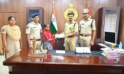 ఎస్పీ స‌మ‌క్షంలో  మావోయిస్టు స‌భ్యురాలు లొంగుబాటు