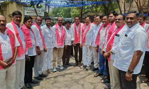 ఆర్టీసీ కార్మికుల‌కు సంఘీభావం తెలిపేందుకు వ‌చ్చిన బీఆర్ఎస్ నేత‌ల‌కు షాక్..!