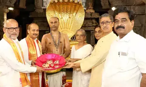 శ్రీవారికి భారీ విరాళాలు.. ఏడు బంగారు పతకాలు సమర్పించిన భక్తురాలు